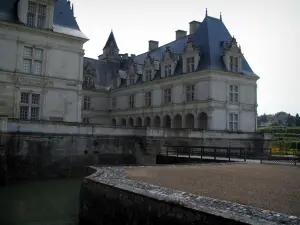 Château de Villandry and gardens - Castle and its moats