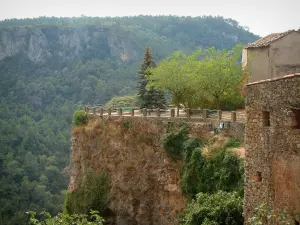 Châteaudouble - Woody terrace (viewpoint) and houses of the hilltop village with a view of the forest of the Nartuby gorges