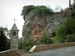 Châteaudouble - Rock face, small chapel and road leading to the village