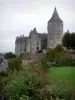 Châteaudun - Château et son donjon (tour), toits de maisons, pelouse et végétation