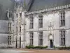 Châteaudun - Château : façade de l'aile Longueville avec son escalier gothique