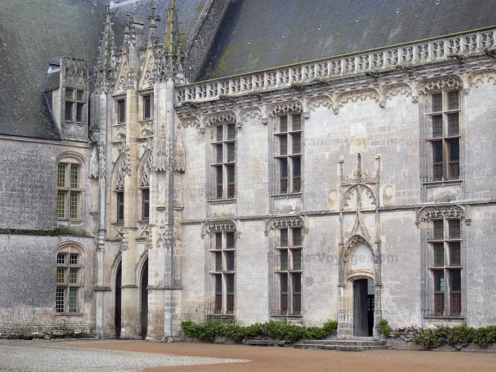 Châteaudun - Château : façade de l'aile Longueville avec son escalier gothique