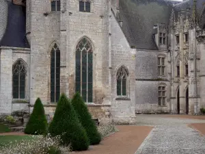 Châteaudun - Château Sainte-Chapelle y de la fachada gótica de la escalera gótica