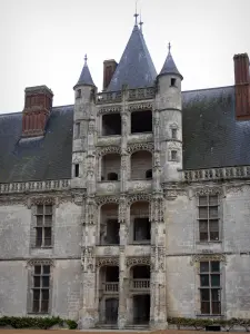 Châteaudun - Castillo: la fachada del ala, con su escalera renacentista Longueville