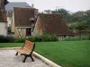 Châteaudun - Bench, gazon en huizen in de oude stad