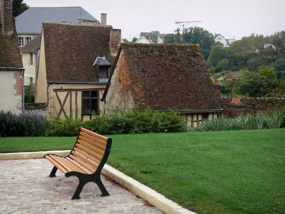 Châteaudun - Banc, pelouse et maisons de la vieille ville