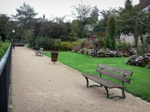 Châteaudun - Promenade du Mail avec ses bancs, sa pelouse et ses fleurs