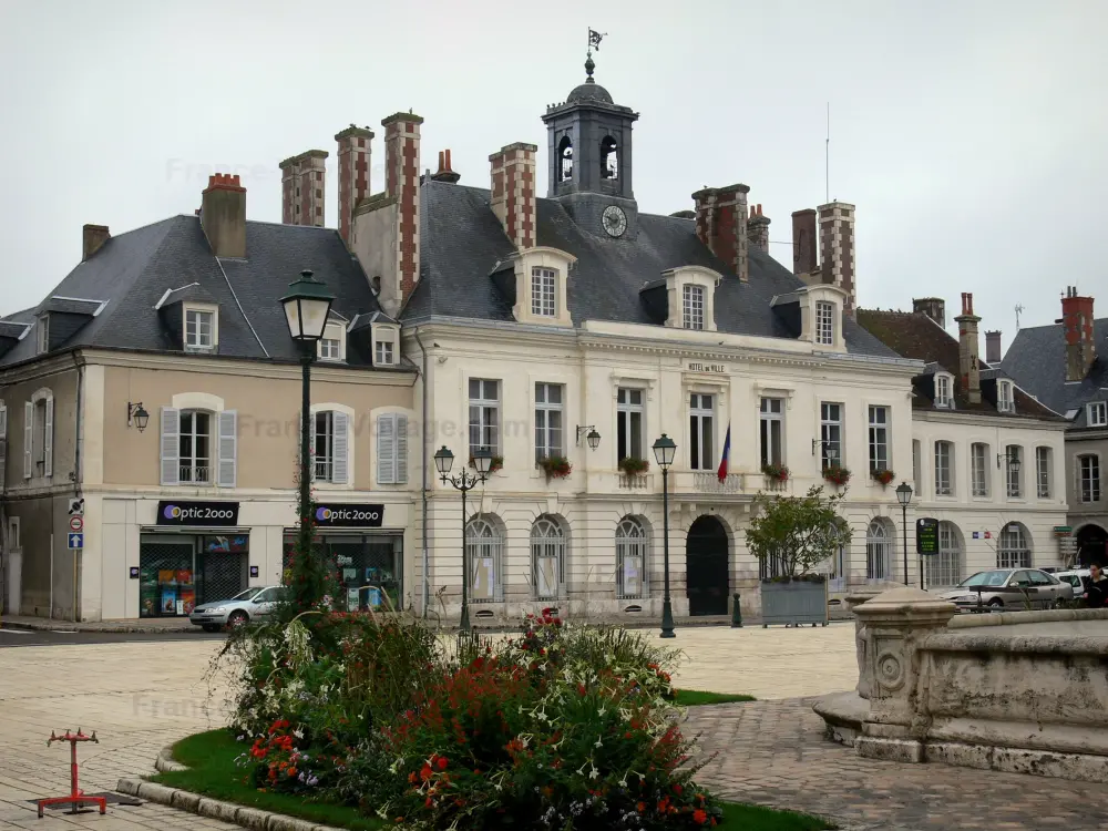 Châteaudun - Hôtel de ville (mairie) et place du 18-Octobre agrémentée de fleurs et de lampadaires