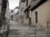 Châteaudun - Calle en cuesta empedrada (Rue Saint-Lubin) del casco antiguo, con casas