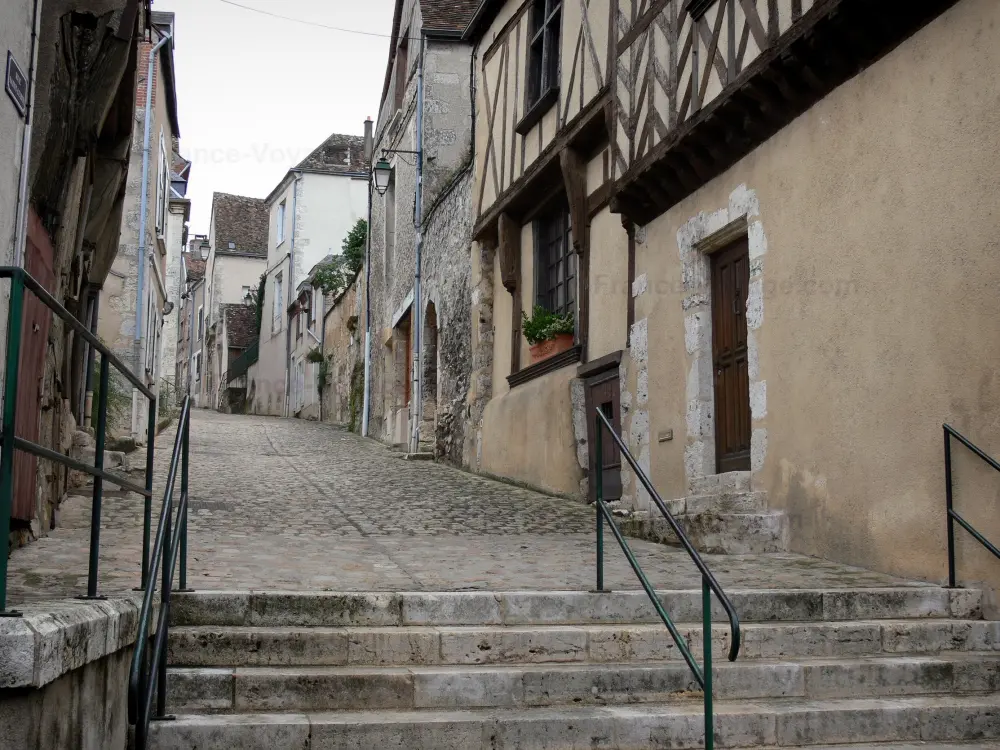Châteaudun - Ruelle pavée en pente (rue Saint-Lubin) de la vieille ville bordée de maisons
