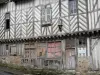 Châteaudun - Maison de la Vierge (ancienne loge des Portiers) avec sa façade à pans de bois