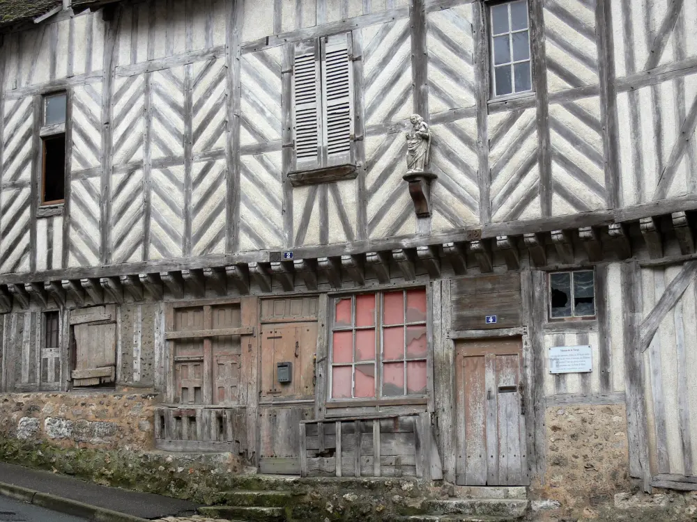 Châteaudun - Maison de la Vierge (ancienne loge des Portiers) avec sa façade à pans de bois