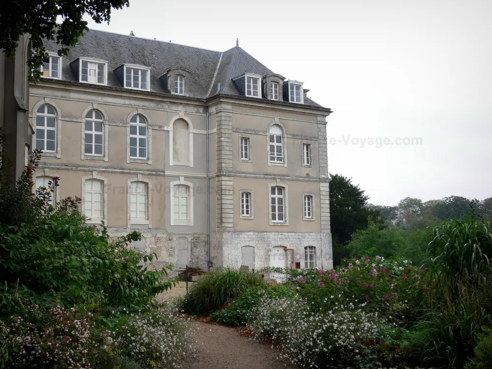 Châteaudun - Façade de l'Hôtel-Dieu, arbustes en fleurs