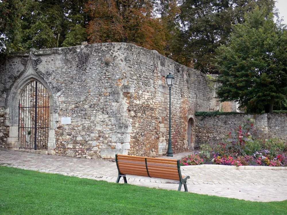 Châteaudun - Portail de l'ancienne église Saint-Lubin, banc, pelouse, fleurs, lampadaire et arbres
