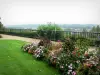 Châteaudun - Promenade du Mail avec sa vue sur la vallée du Loir, parterre de  fleurs et pelouse en premier plan