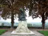 Châteaudun - Riflemen Monument in 1870 en lopen de Mall met zijn banken, bomen en uitzicht over de Loire-vallei