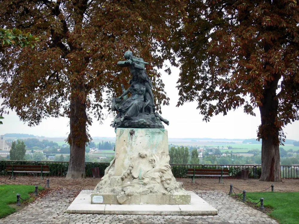 Châteaudun - Monument des Francs-Tireurs de 1870 et promenade du Mail avec ses bancs, ses arbres et sa vue sur la vallée du Loir