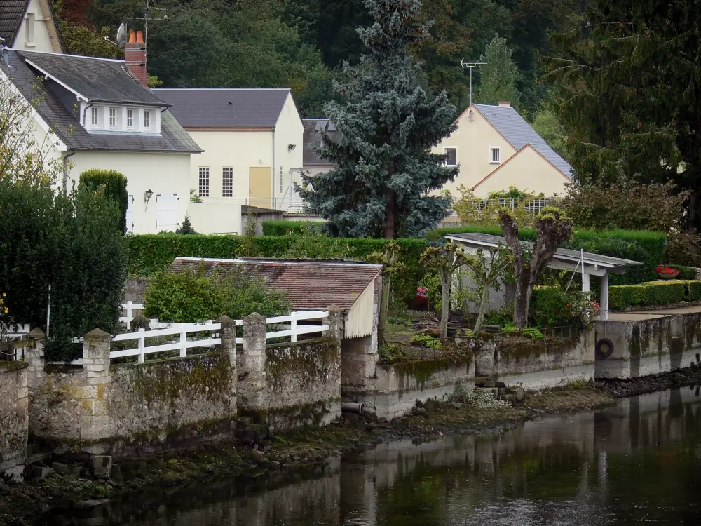 Châteaudun - Maisons et leurs jardins au bord de la rivière Loir (vallée du Loir)