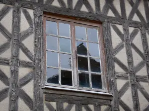 Châteaudun - Fenêtre et pans de bois d'une maison de la vieille ville