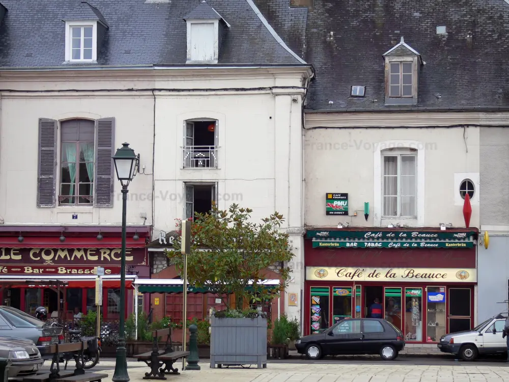 Châteaudun - Maisons, commerces, lampadaire, arbre en pot et bancs de la place du 18-Octobre