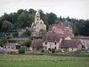 Châteauneuf - Église romane, château, maisons, pâturages et arbres ; dans le Brionnais