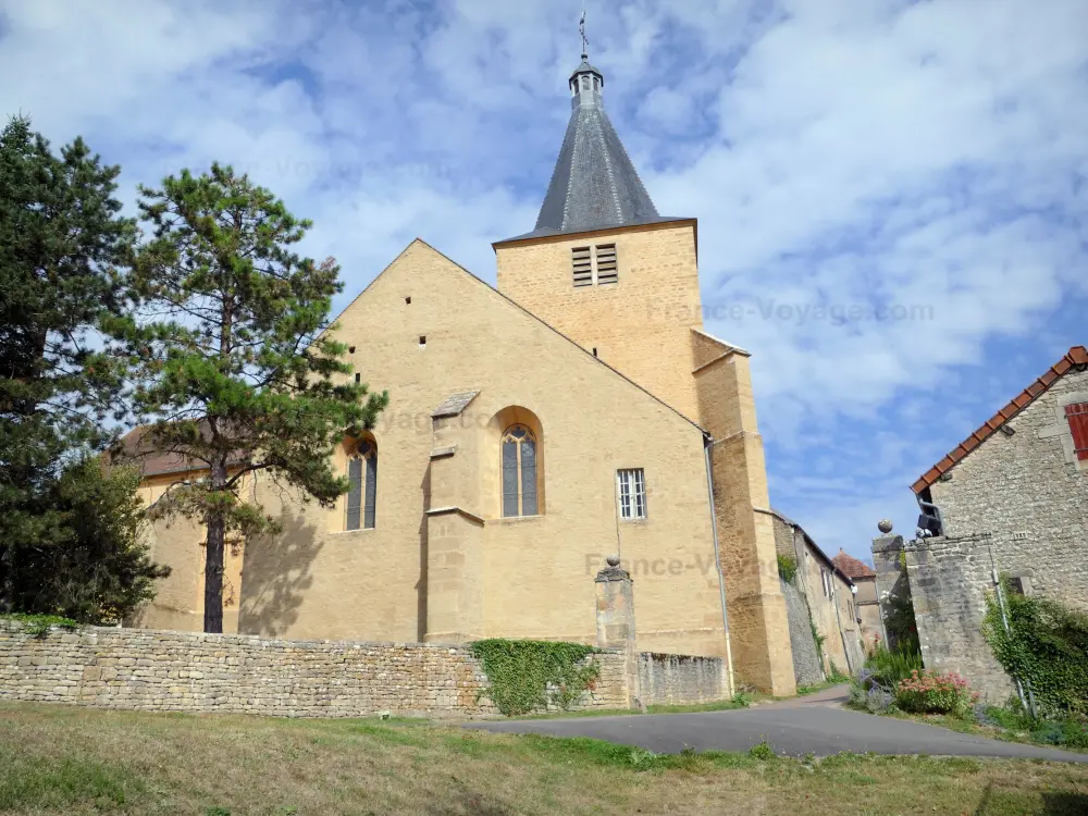 Châteauneuf-en-Auxois - Châteauneuf: Clocher et chevet plat de l'église Saint-Philippe-et-Saint-Jacques