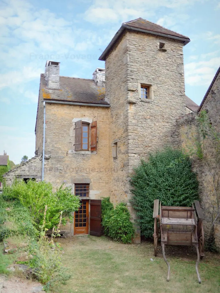 Châteauneuf-en-Auxois - Châteauneuf: Demeure en pierre du bourg médiéval