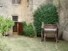 Châteauneuf-en-Auxois - Châteauneuf: Vieille charrette en bois dans le jardin d'une maison en pierre