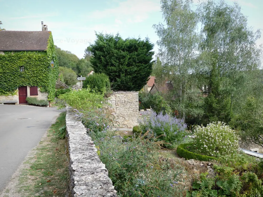 Châteauneuf-en-Auxois - Châteauneuf: Bourg orné de plantes en fleurs