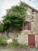 Châteauneuf-en-Auxois - Châteauneuf: Façade fleurie d'une maison en pierre