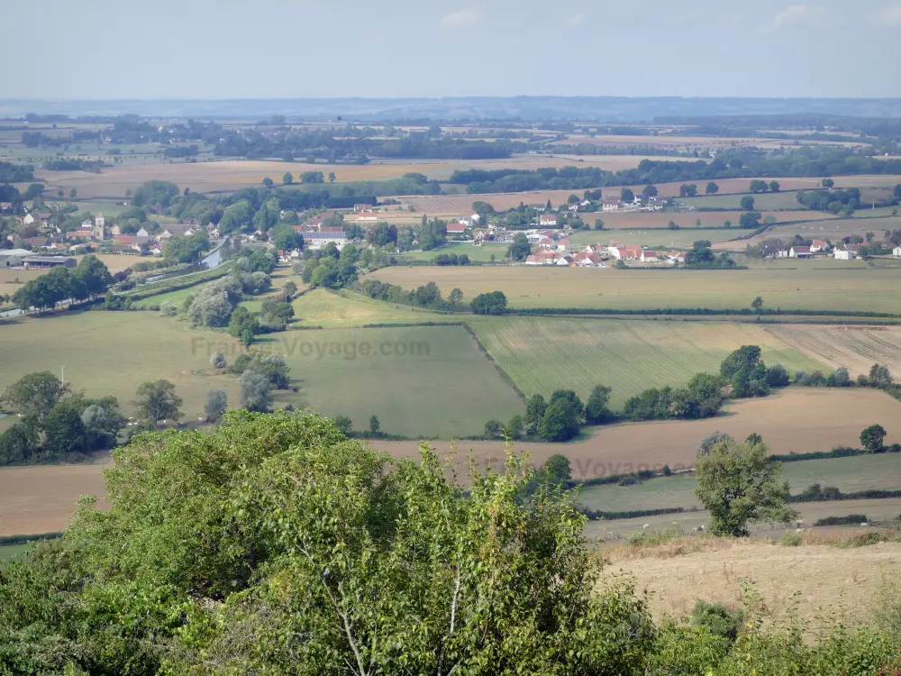 Châteauneuf-en-Auxois - Châteauneuf: Panorama depuis le point de vue du belvédère de la Croix de Mission