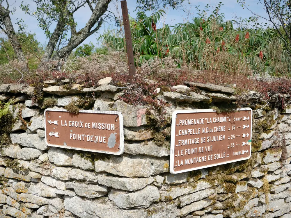 Châteauneuf-en-Auxois - Châteauneuf: Panneaux directionnels