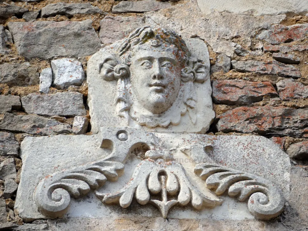 Châteauneuf-en-Auxois - Châteauneuf: Détail sculpté de la maison au mouton