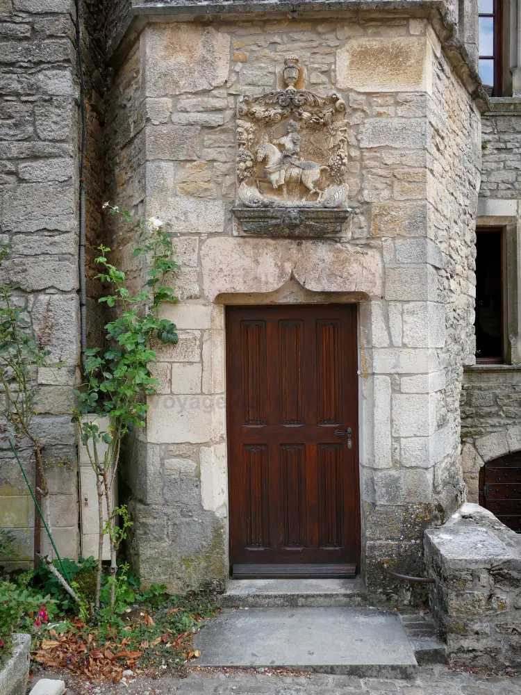 Châteauneuf-en-Auxois - Châteauneuf: Maison Saint-Georges ou maison au Chevalier avec sa porte surmontée d'un relief sculpté représentant un cavalier passant