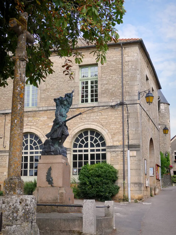 Châteauneuf-en-Auxois - Châteauneuf: Anciennes halles abritant la mairie de Châteauneuf et monument aux Morts
