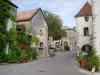 Châteauneuf-en-Auxois - Châteauneuf: Façades du bourg médiéval