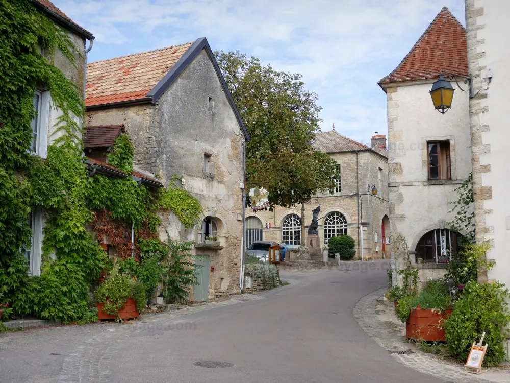 Châteauneuf-en-Auxois - Châteauneuf: Façades du bourg médiéval