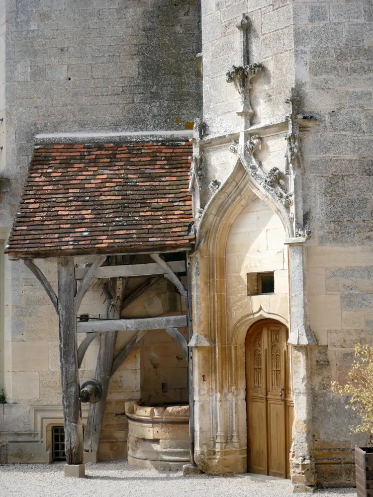 Châteauneuf-en-Auxois - Châteauneuf: Puits et porte du grand logis du château