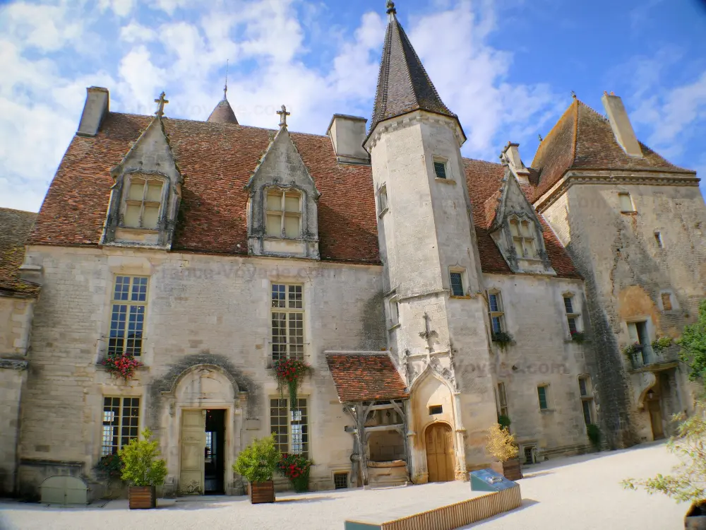 Châteauneuf-en-Auxois - Châteauneuf: Grand logis et donjon vus depuis la cour intérieure du château
