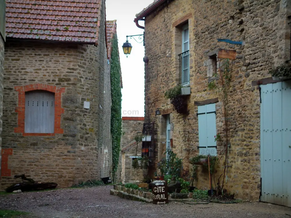Châteauneuf-en-Auxois - Châteauneuf: Maisons en pierre aux volets bleus
