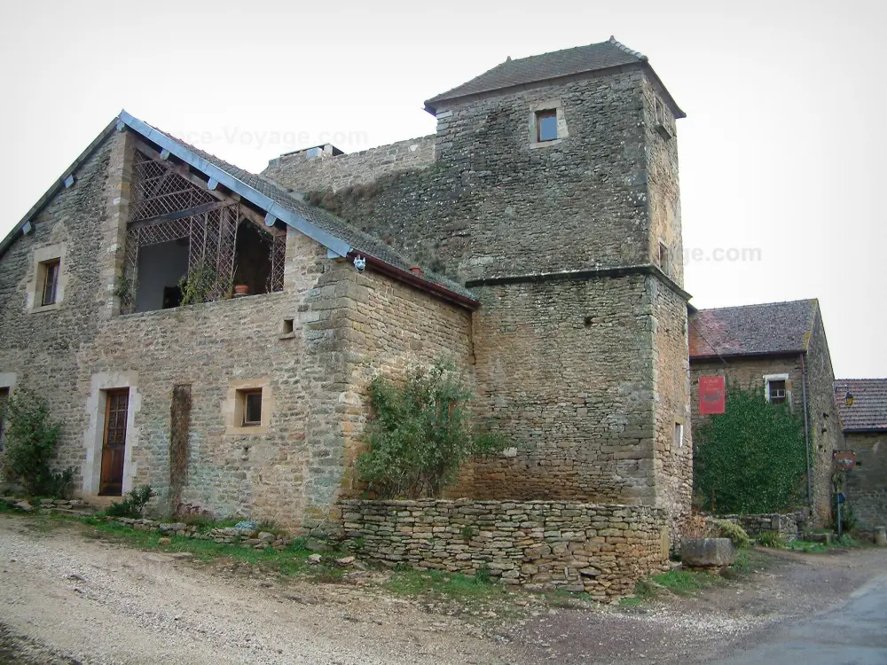 Châteauneuf-en-Auxois - Châteauneuf: Façades de pierres du village médiéval