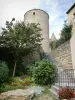 Chateauneuf-en-Auxois - N.城堡: 通往城堡的楼梯，两侧是塔楼