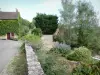 Chateauneuf-en-Auxois - N.城堡: 以开花植物装饰的村庄