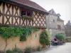 Chateauneuf-en-Auxois - N.城堡: 半木结构房屋