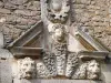 Chateauneuf-en-Auxois - N.城堡: 羊舍的雕刻装饰