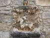 Chateauneuf-en-Auxois - N.城堡: 圣乔治宫的雕刻浮雕，代表一个路过的骑手