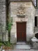 Chateauneuf-en-Auxois - N.城堡: 圣乔治之家或骑士之家，门上有一个雕刻的浮雕，代表一个路过的骑士