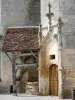 Chateauneuf-en-Auxois - N.城堡: 井和城堡的大房子的门