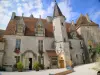 Chateauneuf-en-Auxois - N.城堡: 大房子，并保持从城堡的内院看到