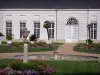 Châteauneuf-sur-Loire - Orangerie des Schlosses und Garten (Blumenbeete, Brunnen, Rasen, Palmen in Töpfen)